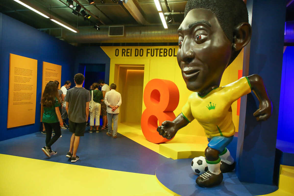 Exposição retrata memória afetiva de brinquedos inspirados no futebol