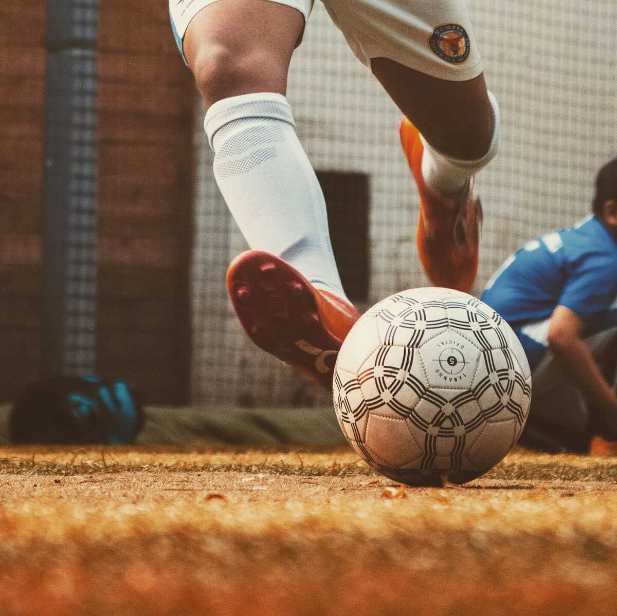 Foto Gol de futebol branco em foco photo – Imagem de Futebol grátis no  Unsplash