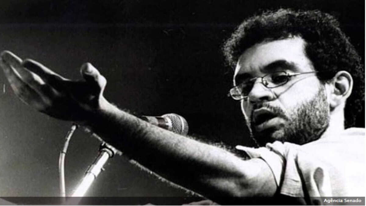 Renato Russo no palco, cantando intensamente para o microfone, em uma imagem icônica da Legião Urbana.