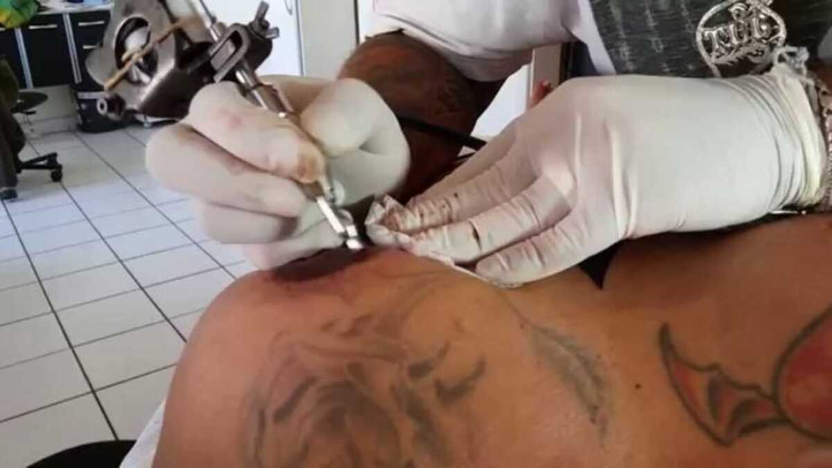 No Rio, estúdio de tatuagem atende vítimas de câncer de mama