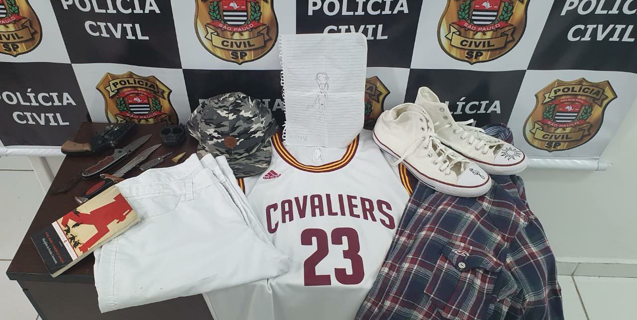 Peças de roupa usadas pelo adolescente na data do crime e diversos canivetes foram apreendidos na casa dele (Foto: Divulgação/Polícia Civil)