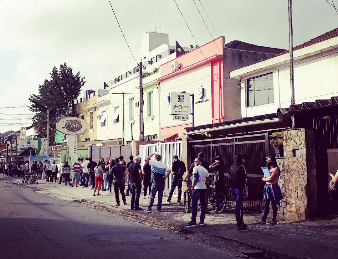 Por volta de 40 pessoas formaram fila em frente de pizzaria para tentar uma vaga de emprego