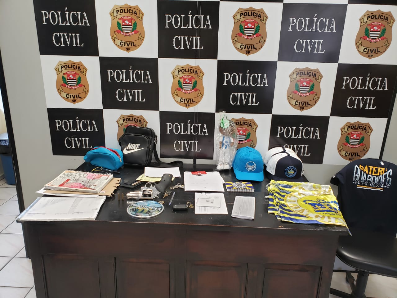 Arma de fogo com numeração raspada e outros objetos apreendidos (Foto: Divulgação/Polícia Civil)