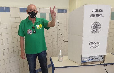 Bayard foi até o Liceu Santista por volta das 10h, onde votou