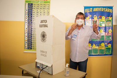 Candidato do PDT foi um dos primeiros de Santos a ir às urnas