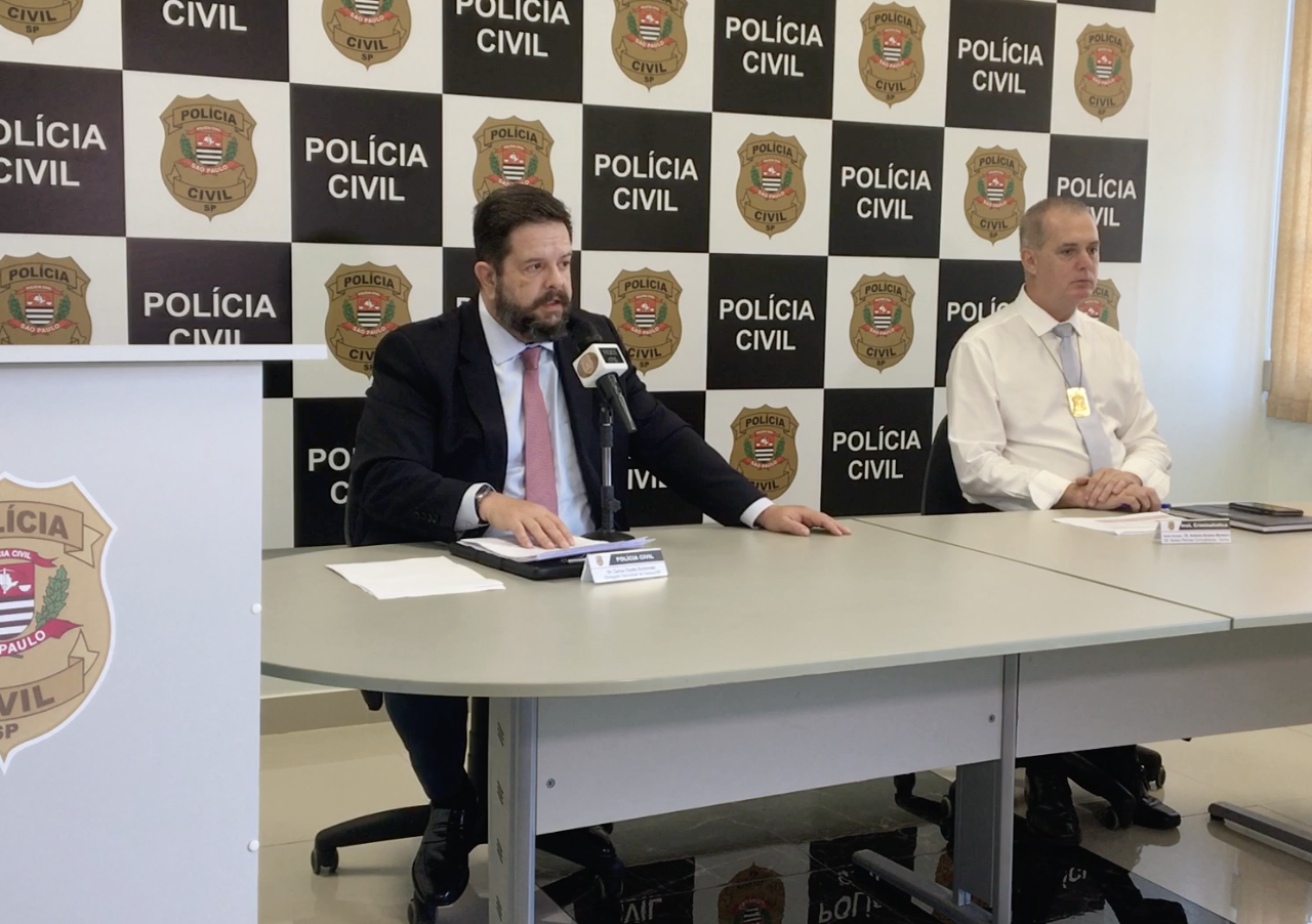 O delegado seccional, Carlos Schneider, e o diretor do Núcleo de Perícias Criminalísticas, Antônio Alvares Monteiro (Divulgação/Polícia Civil)