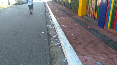 Sujeira no domingo de eleições já se tornou, infelizmente, uma tradição na Baixada Santista