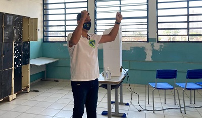 Danilo foi aplaudido por moradores que votavam na mesma escola que o candidato em Praia Grande