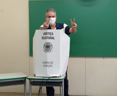 O prefeito de Guarujá decidiu votar logo cedo e conversou com eleitores