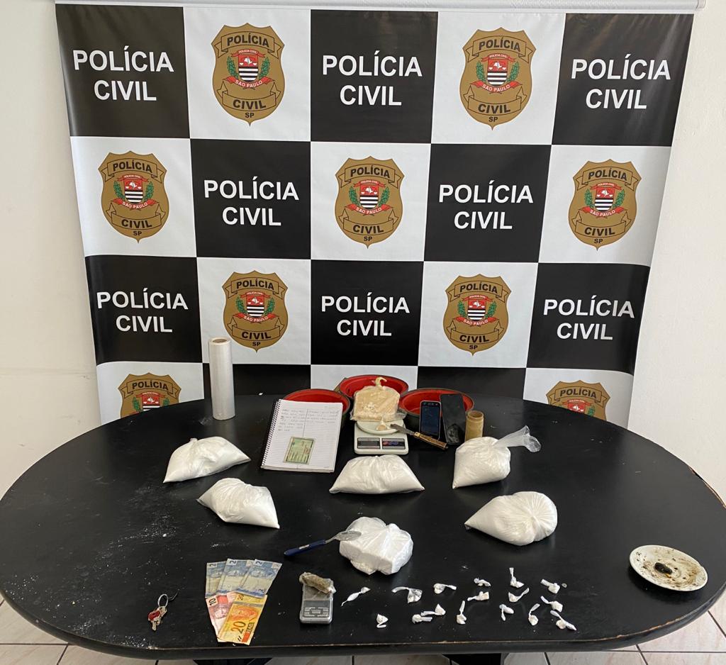 Quase seis quilos de drogas foram apreendidos pelos investigadores da 2ª Delegacia da Deic (Foto: Divulgação/Polícia Civil)