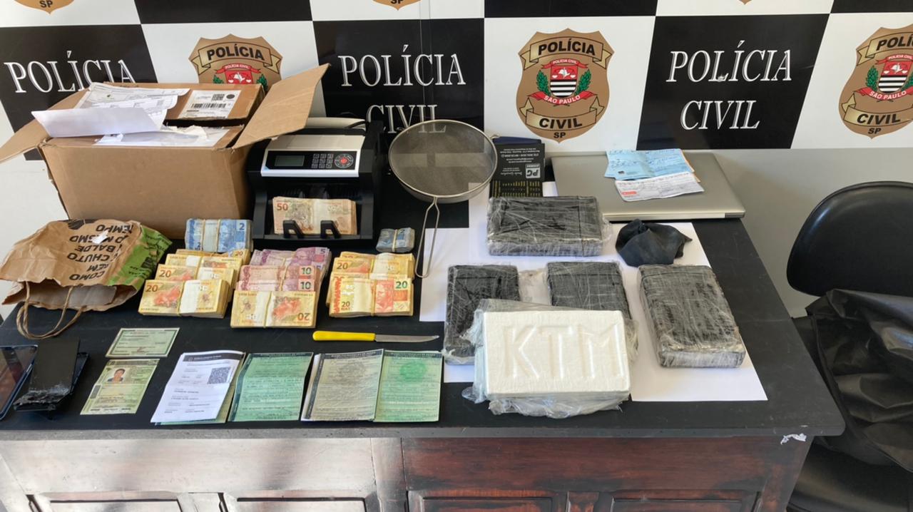 Cocaína de alto teor de pureza, dinheiro, máquina de contagem e demais objetos apreendidos (Divulgação/Polícia Civil)