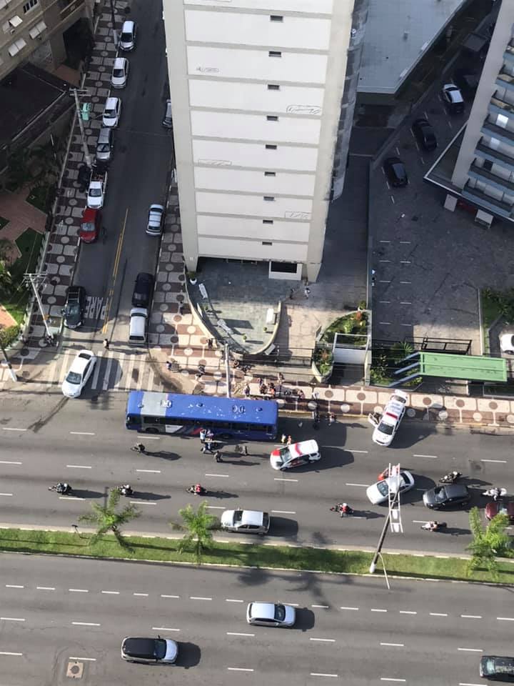 Colisão entre moto e ônibus complicou situação do trânsito na região