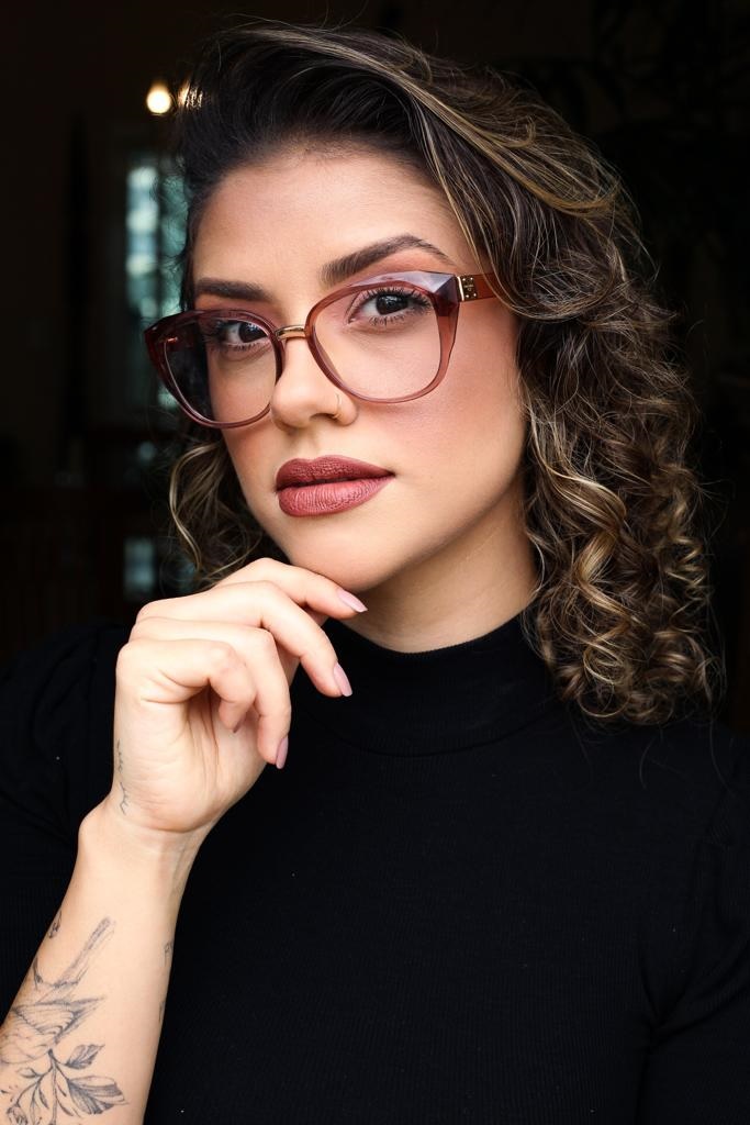 Luiza Castro é makeup artist e designer