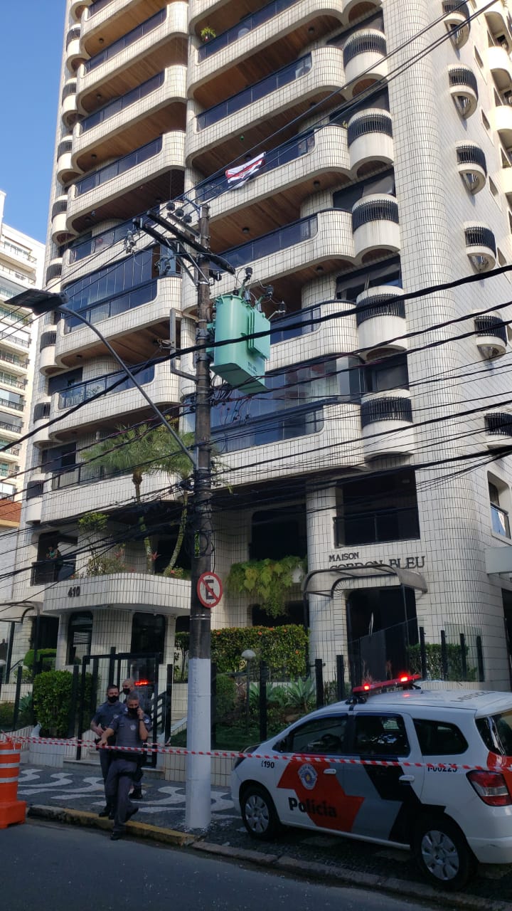 Policiais militares durante o atendimento da ocorrência na manhã desta sexta-feira (18) (Nair Bueno/DL)