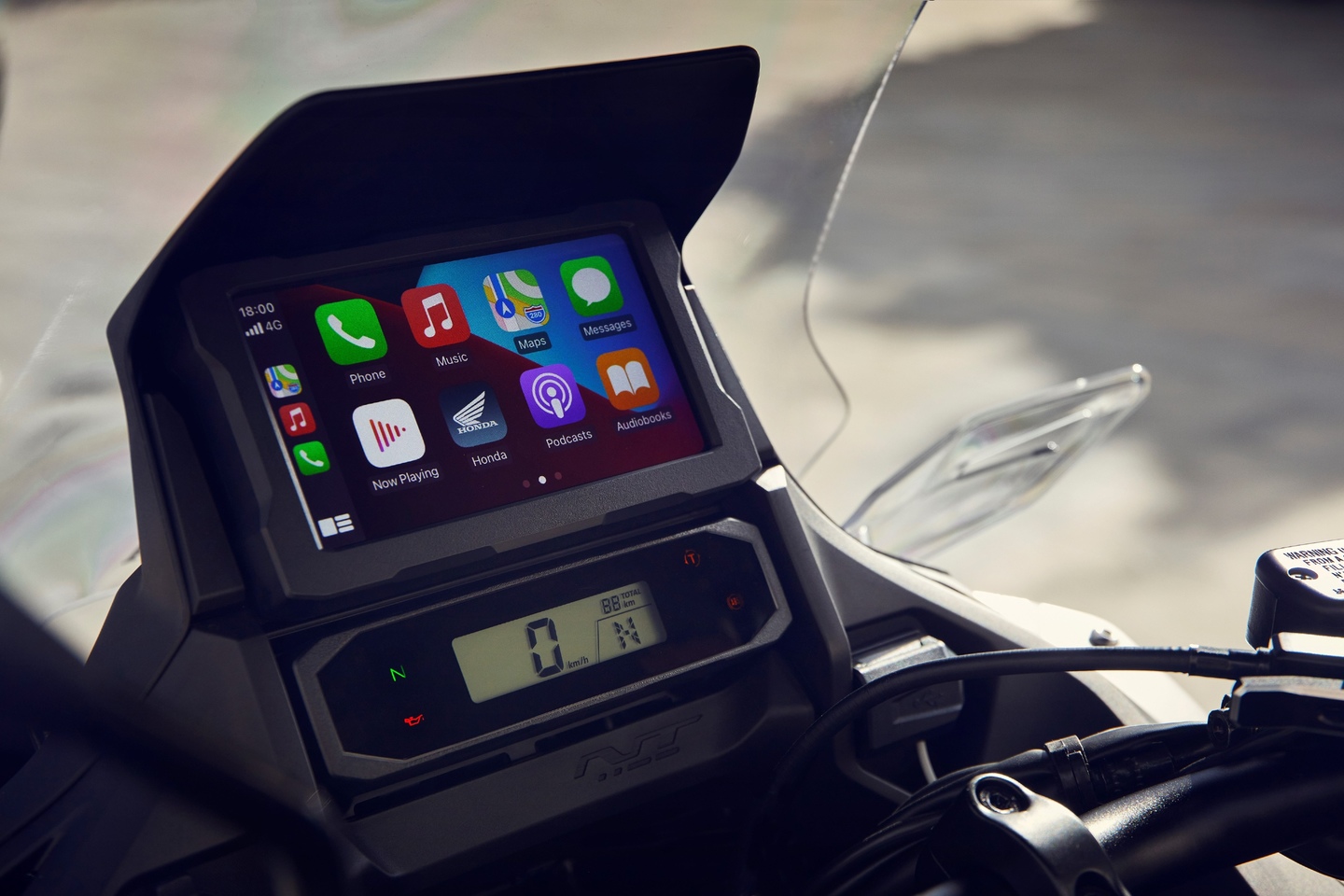 O multimídia de aspecto futurista funciona com conectividade Apple CarPlay, Android Auto e Bluetooth e contrasta com o velocímetro digital com estilo "vintage"