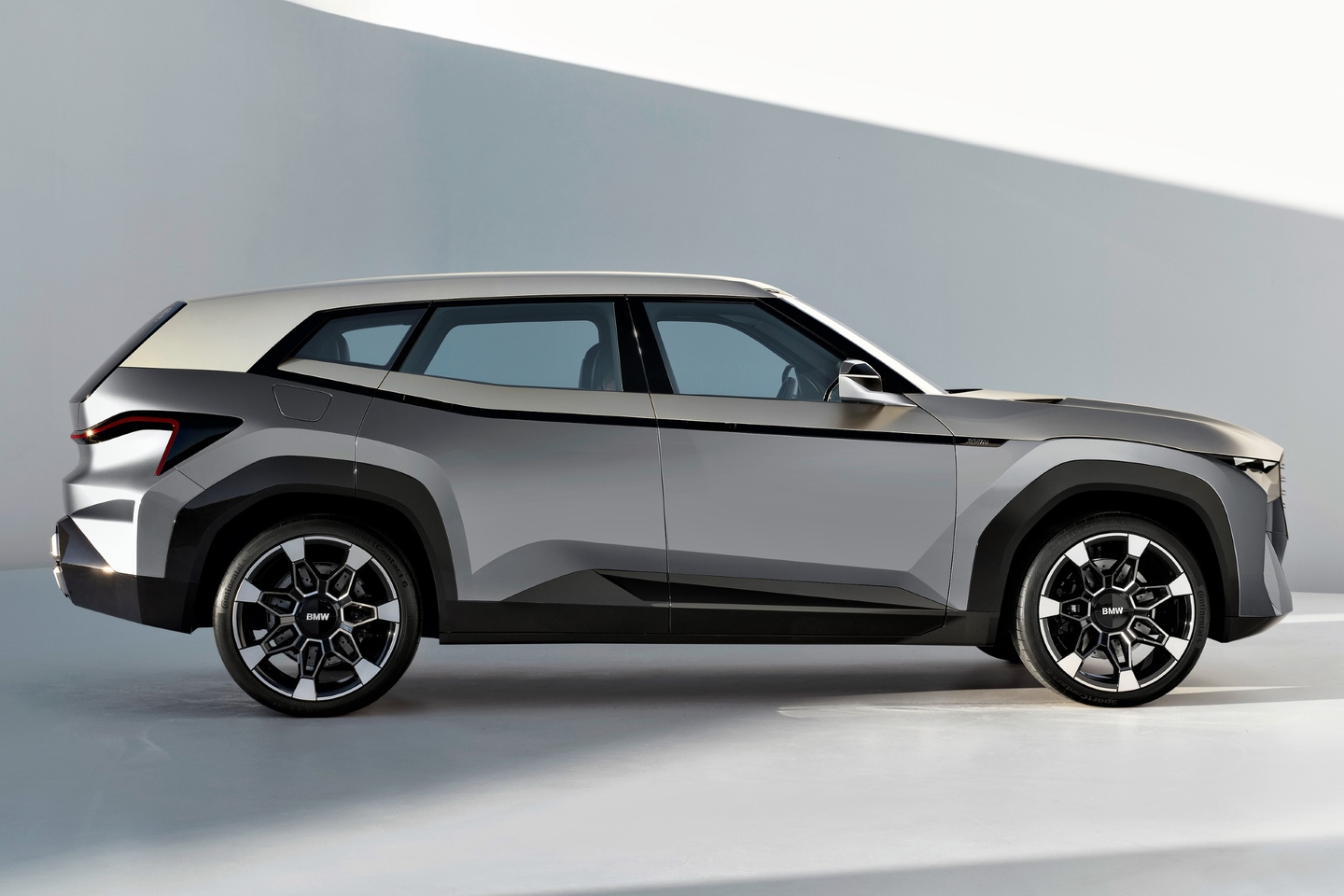 O conceito é o carro mais potente da história da fabricante alemã, com motorização híbrida plug-in incluindo um motor V8 auxiliado por um elétrico com brutais 750 cavalos de potência e absolutos cem kgfm de torque