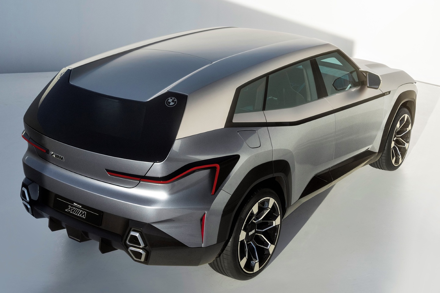O design da traseira acentua a estatura poderosa do carro, com o Concept XM mostrando um desenho baixo