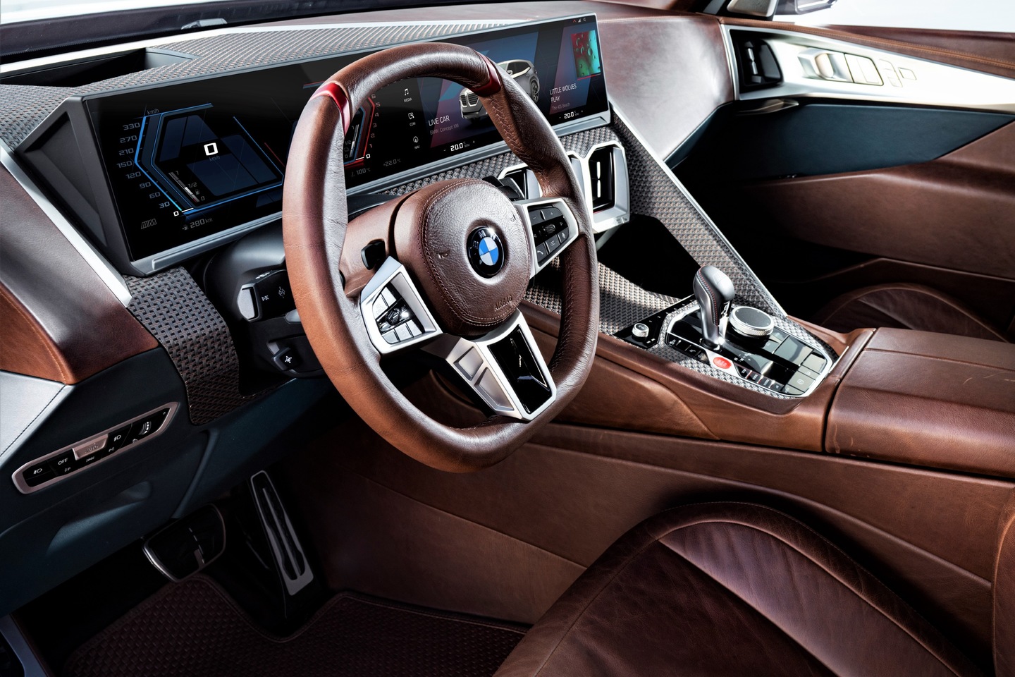 A personalidade esportiva e luxuosa é refletida na cabine. Batizado de M Lounge, o interior ultra sofisticado tem revestimentos premium, como fibra de carbono, e painel que envolve o motorista