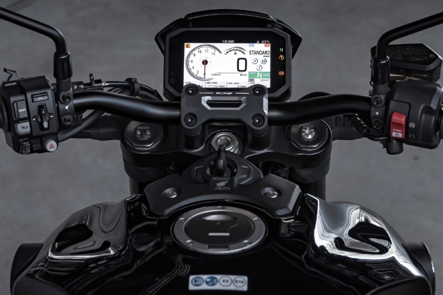 O novo painel de TFT colorido de 5 polegadas e a conectividade proporcionada pelo Honda Smartphone Voice Control System ocupam papel de destaque na versão 2022 da Honda CB 1000R