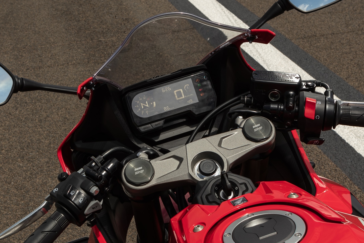 Na CBR 650 R um vistoso painel 'black out' de LCD, com indicador de marchas e iluminação full-LED acompanha a esportividade técnica determinada pela nova suspensão invertida Showa