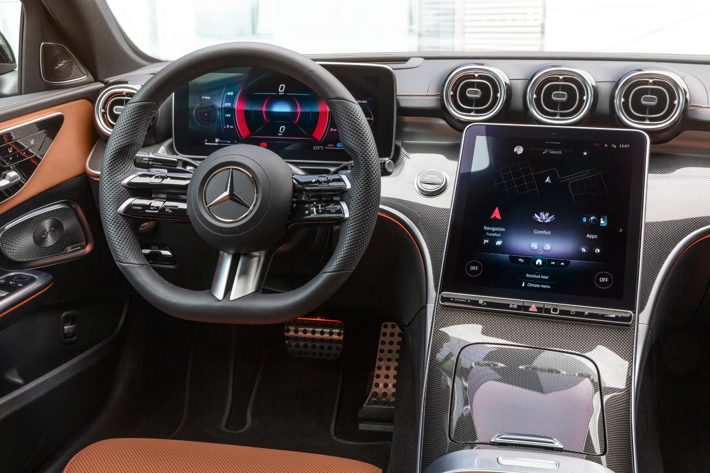A nova geração do Mercedes-Benz User Experience (MBUX) agora possui tela central de 12 polegadas, duas vezes maior que a versão anterior