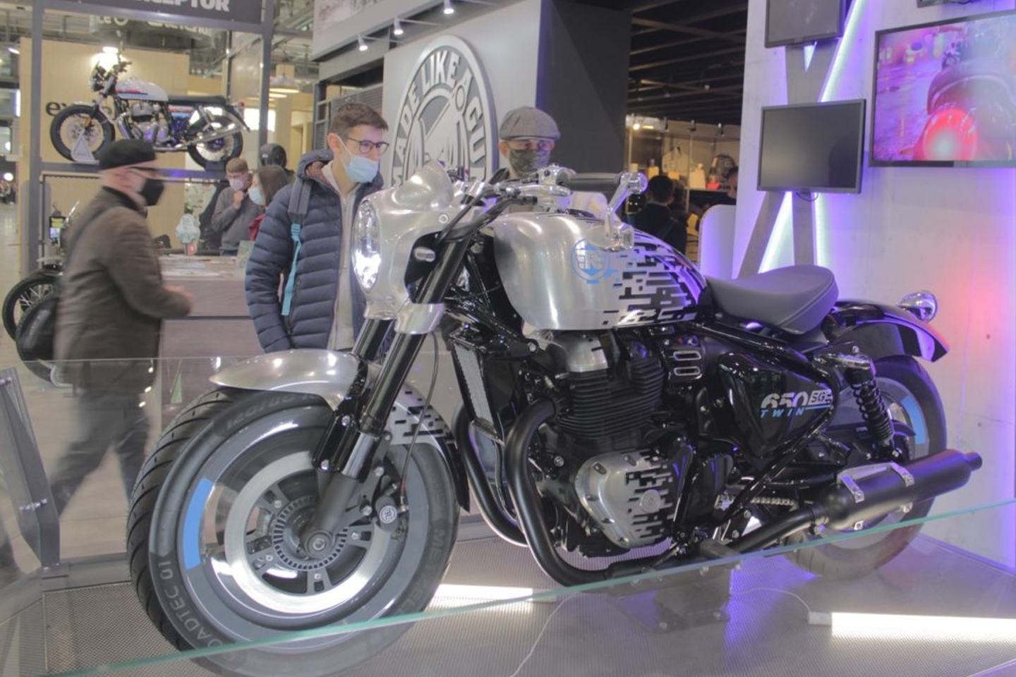A Milano, Royal ha presentato il concept SG650 che costituirà la base per il nuovo Super Meteor 650.  Il concetto di trasmissione principale viene trasmesso in tutta la moto