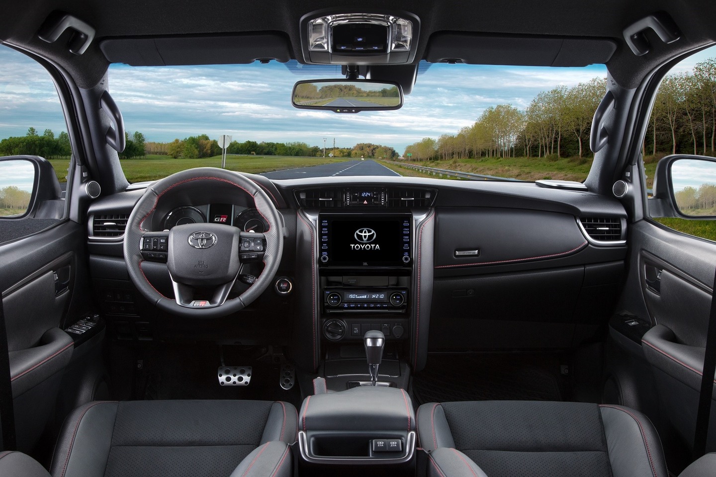 No ambiente interno, os bancos ganham couro preto com Ultrasuede e o volante tem revestimento com detalhes microperfurados, aliados à costura vermelha