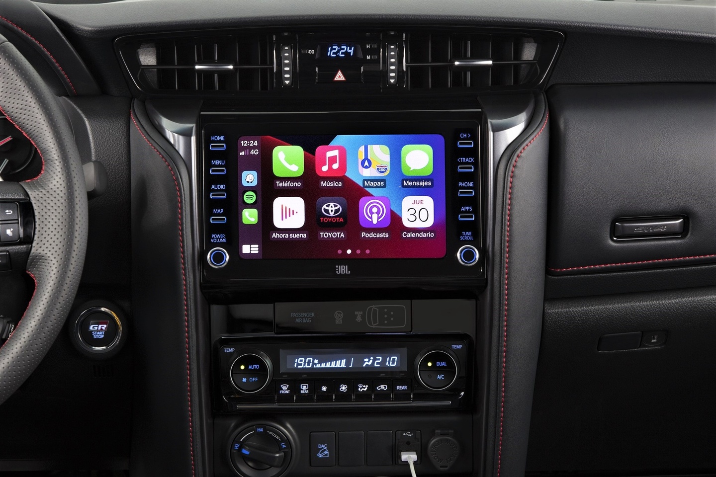 Modelo possui uma tela de TFT de 4,2 polegadas com gráficos da Toyota Gazoo Racing, tela sensível ao toque de 8 polegadas com espelhamento para Android Auto e Apple CarPlay