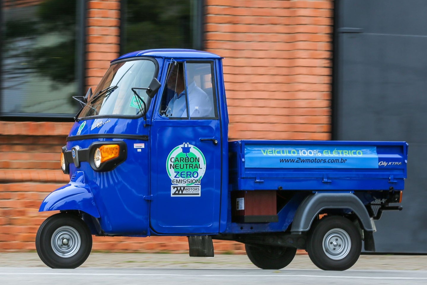 Os Apé elétricos têm autonomia de 90 quilômetros, bateria de íons de lítio e levam cerca de quatro horas e meia para recarga completa em tomada comum