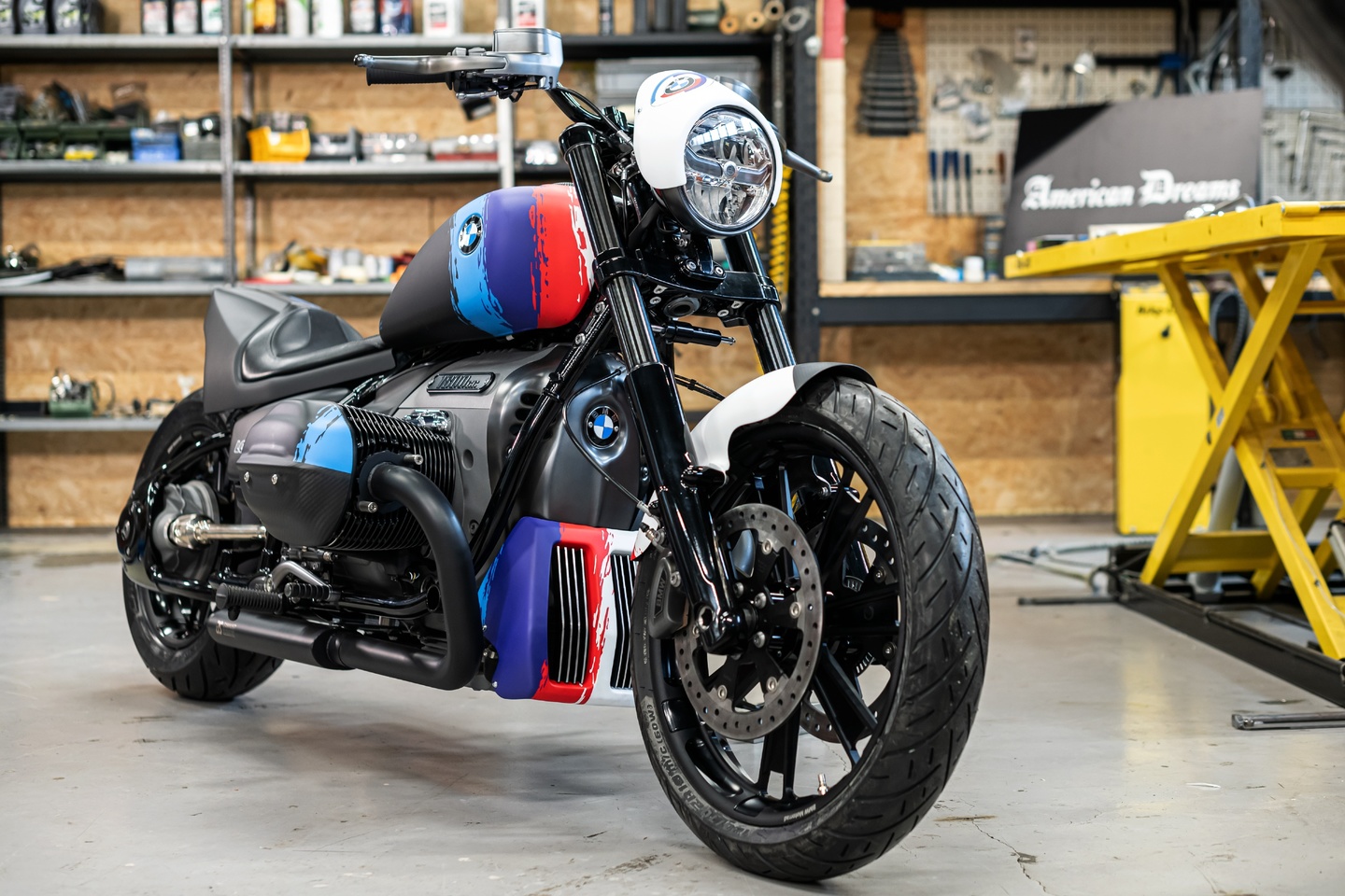 A proposta do projeto BMW R 18 M é dar à cruiser R18 um visual mais aerodinâmico e esportivo, evitando exageros e principalmente sem esquecer a referência às linhas retrô da motocicleta original