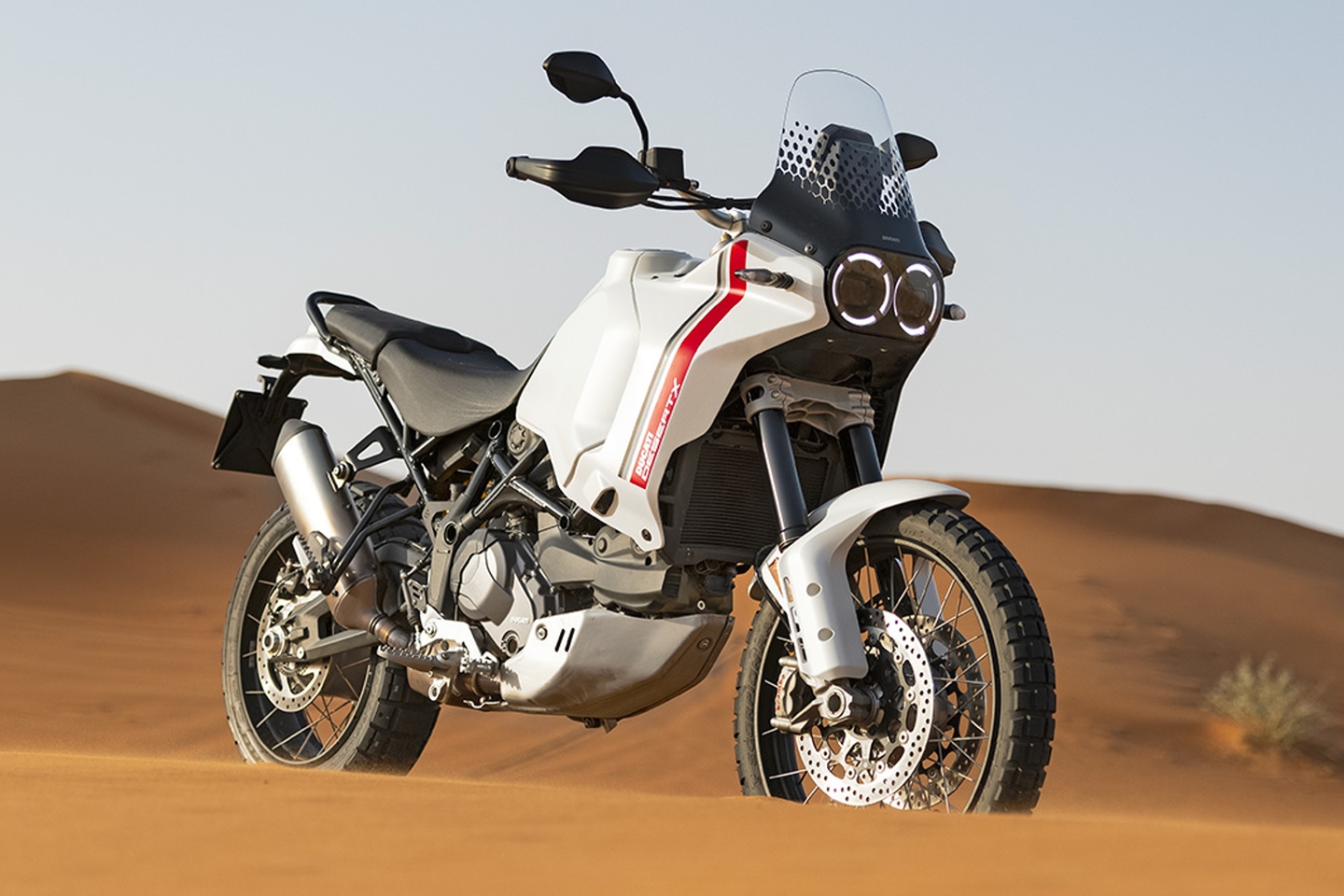 Com o lançamento da DesertX, a Ducati criou algo especial, nitidamente inspirado nas Cagiva campeãs do Rali Dakar no início dos anos 80, com as cores da Lucky Strike. Nessa época, a Ducati fornecia os motores de 350 a 1.000 cc para a também italiana Cagiv