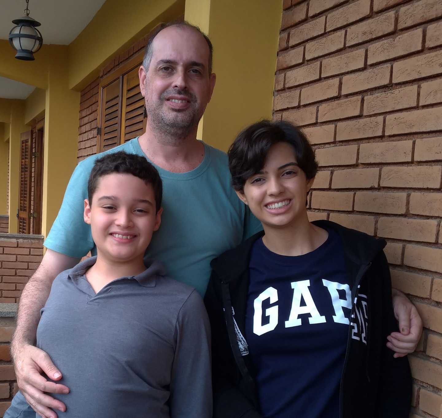 Fábio Caboclo e os filhos Gabriel e Beatriz, que estudam programação