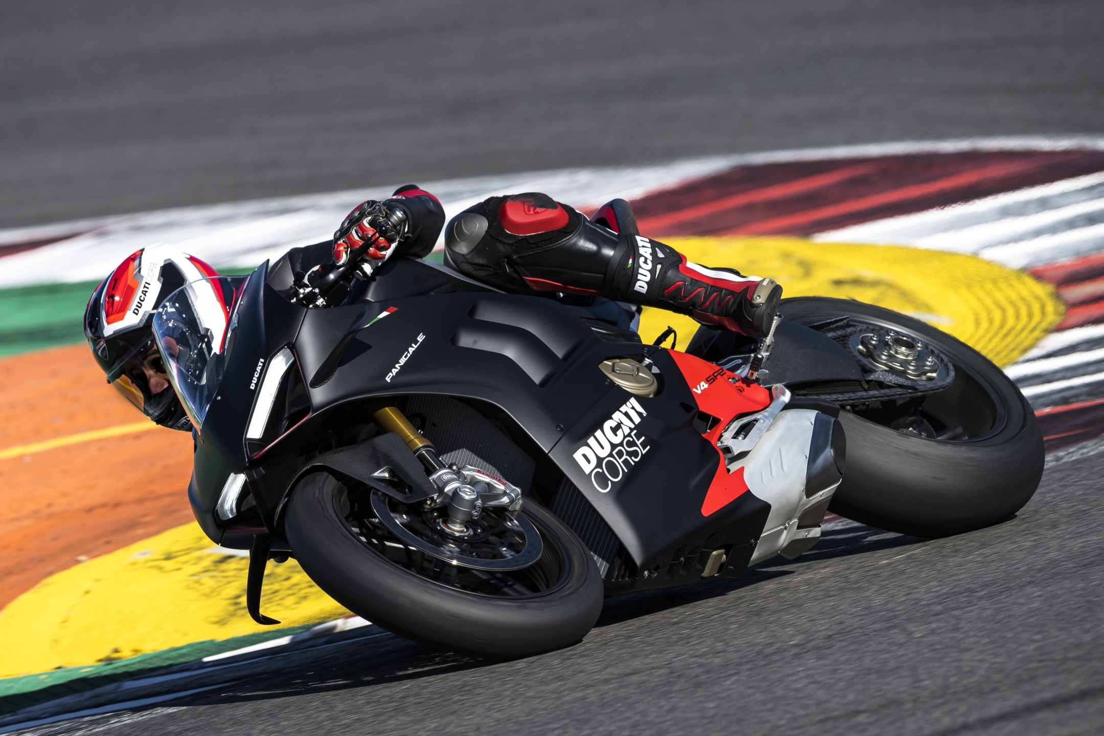 Ducati apresenta a linha 2023 da superesportiva Panigale V4 R