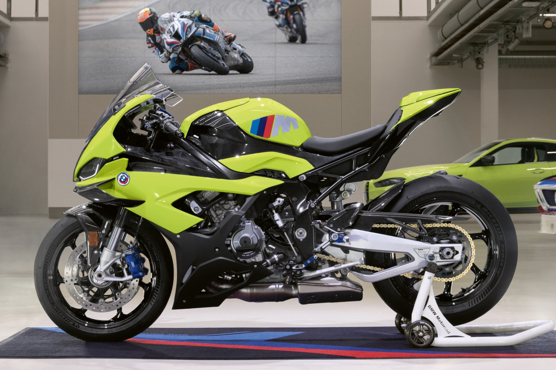 Você compraria uma BMW S 1.000 RR verde?, corrida de motos na ilha de man 