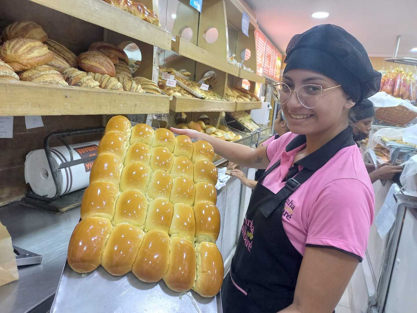 Funcionária exibe belos pães de cará na panificadora Rainha do Embaré (Foto: Nair Bueno/DL)