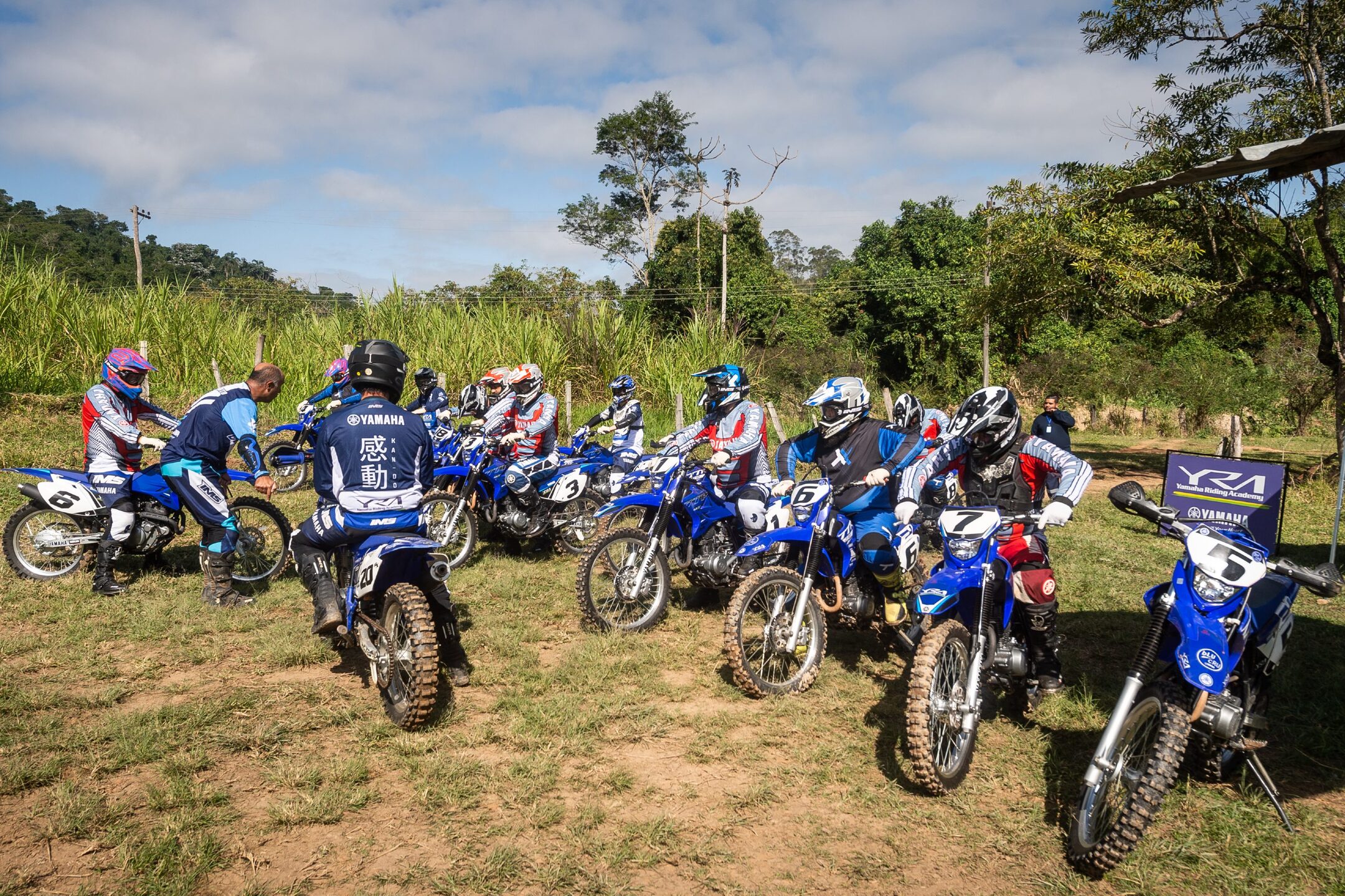 Os professores do Senai receberam ainda um treinamento do YRA (Yamaha Riding Academy) com os fundamentos do off-road e curtiram um dia inteiro de trilha