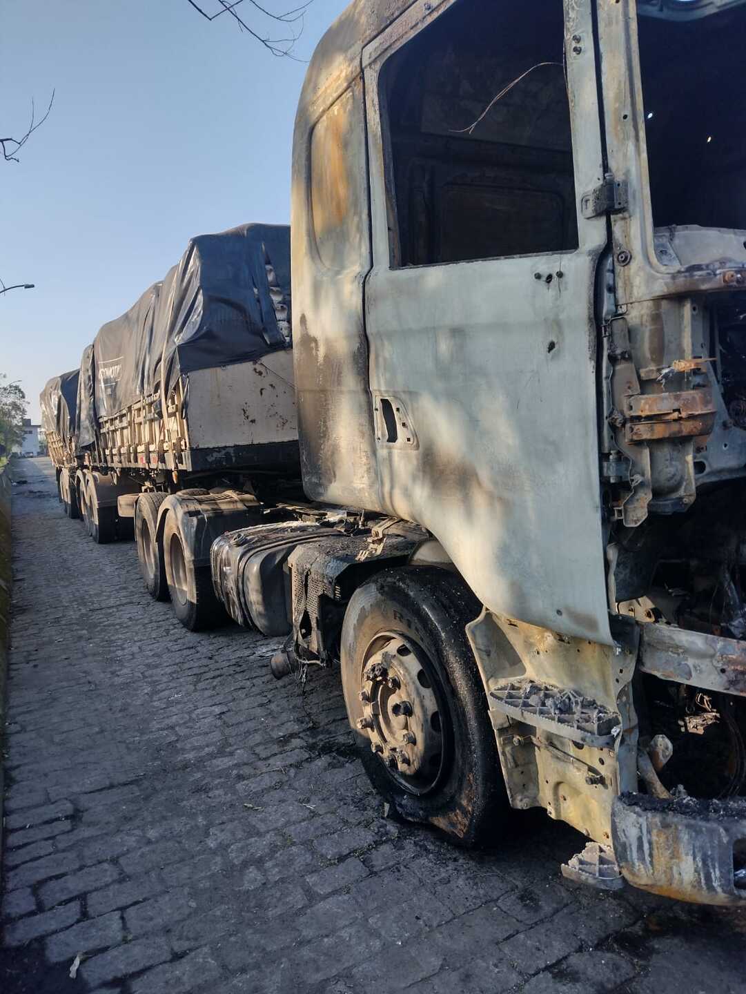 Caminhão todo queimado; prejuízo enorme