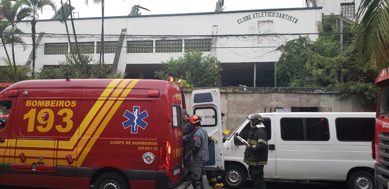 O Corpo de Bombeiros atua no local do acidente