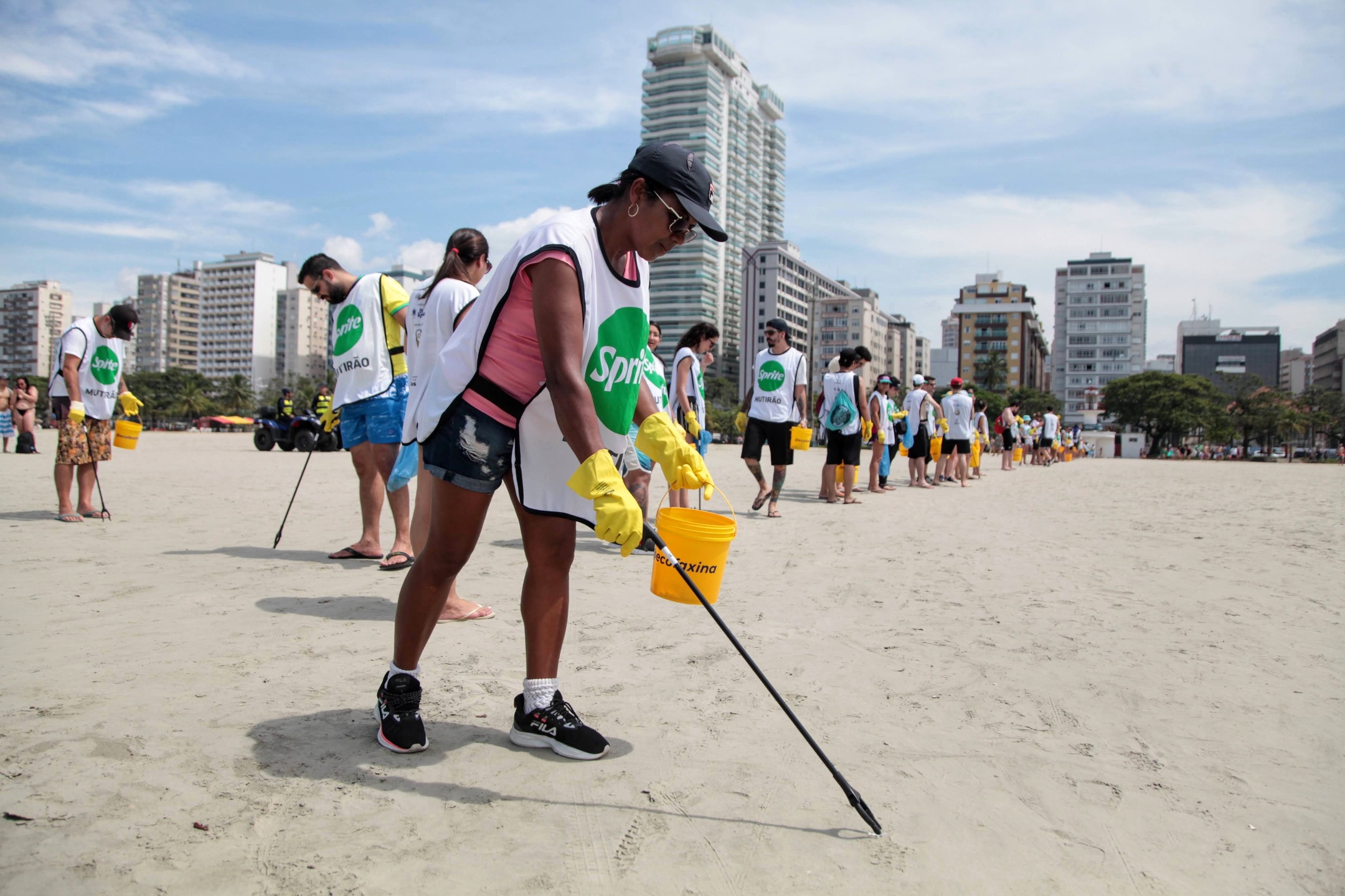 Limpeza da praia do Gonzaga em Santos