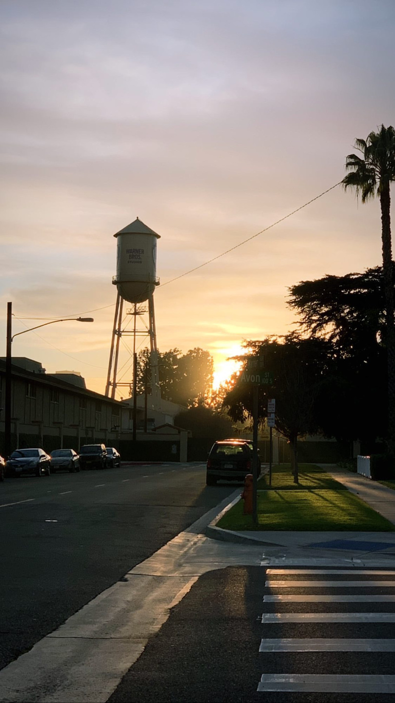 A famosa Caixa D'água da Warner Brothers foi cenário da janela de Gabriela Ono durante muito tempo