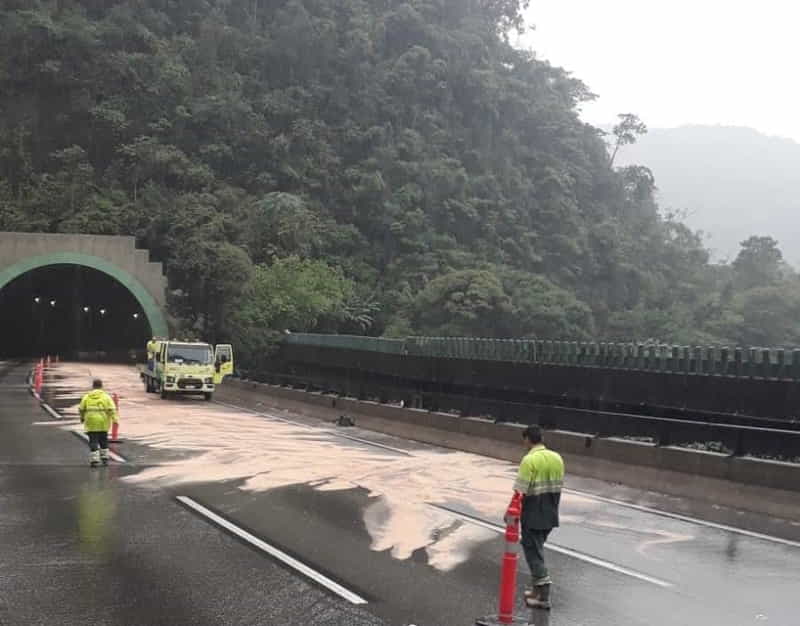 A pista após o vazamento de óleo.