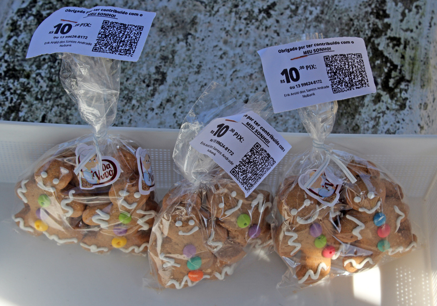 Kits de doces custam R$ 10 e são acompanhados com bilhetes com informações sobre o pix de Erik