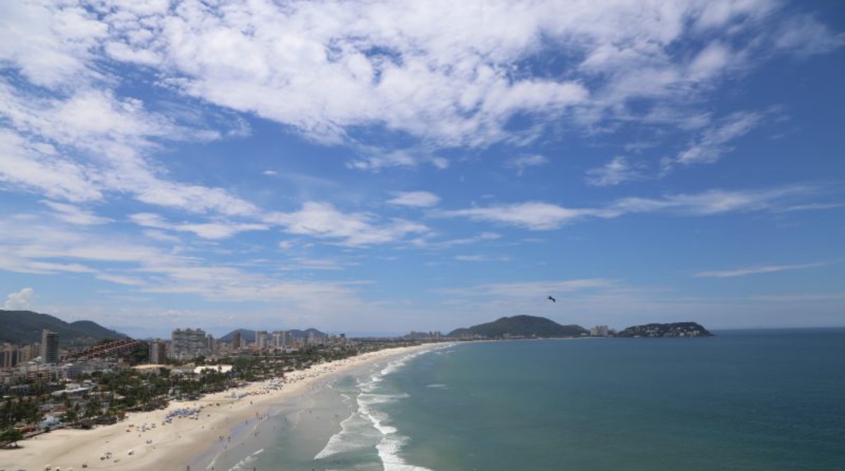 A Praia da Enseada é uma das mais famosas da região