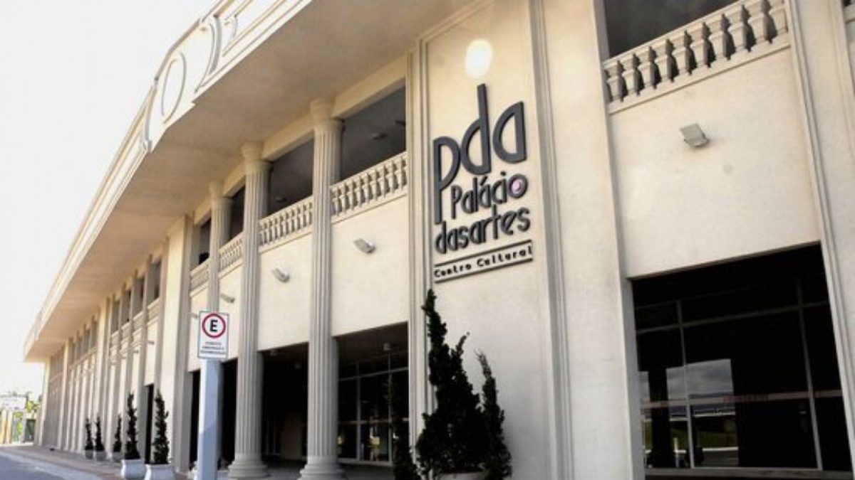 Um centro cultural que abriga exposições de arte, apresentações teatrais e musicais