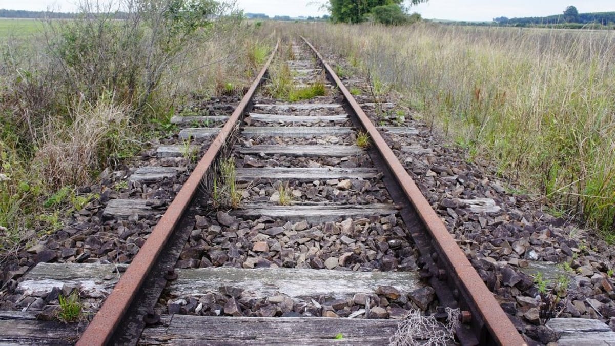 As antigas estações de trem nas cidades do litoral sul estão em estado de abandono  