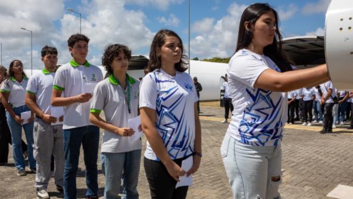 Estudantes escrevem sobre desejos para o futuro em cartas enviadas ao espaço