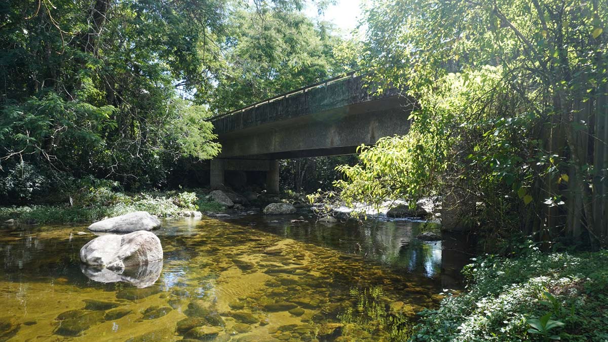 Erguidas em concreto e abandonadas há décadas, cada uma tem mil metros quadrados