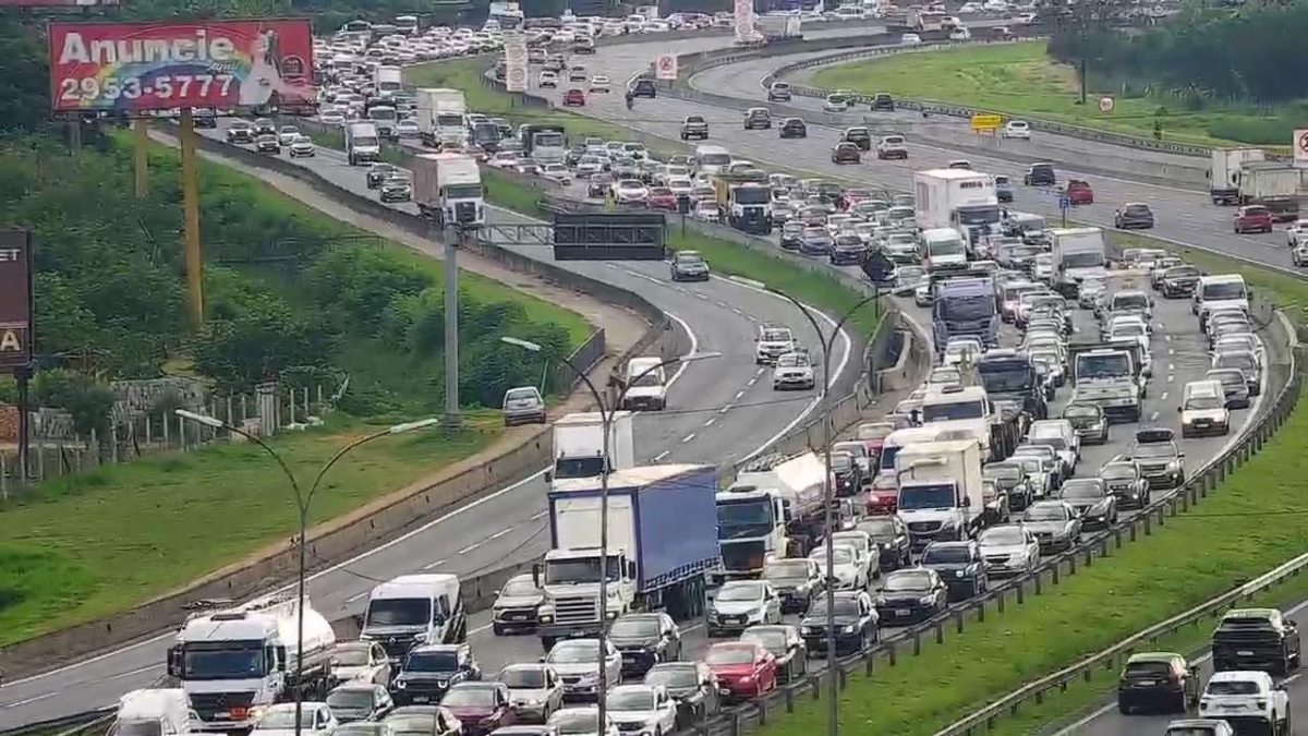 A rodovia Ayrton Senna liga a região metropolitana de São Paulo ao Vale do Paraíba