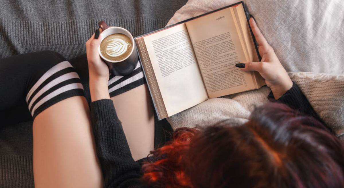 A leitura pode ser uma ótima forma de relaxar após um dia cansativo