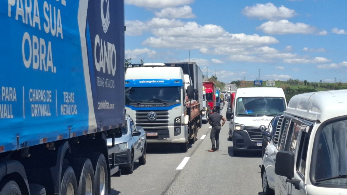 Acidente entre caminhões deixa um ferido e bloqueia Dutra em São Paulo